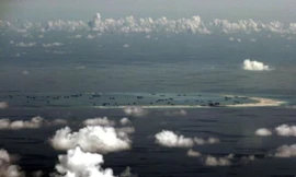 Một bức không ảnh chụp từ cửa sổ một máy bay quân sự Philippines cho thấy các hoạt động cải tạo đảo của Trung Quốc trên Đá Vành Khăn, thuộc quần đảo Trường Sa của Việt Nam vào ngày 11/5/2015