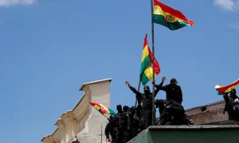 Cảnh sát trên nóc một tòa nhà (Reuters)