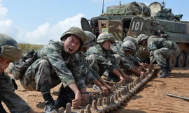 Binh lính Trung Quốc chuẩn bị xe tăng tại căn cứ Chu Nhật Hòa