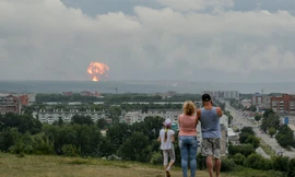 Một gia đình chứng kiến cảnh vụ nổ ngày 5-8 ở vùng Arkhangelsk, Nga.