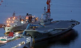 Tàu Type 001A, bên cạnh là tàu hậu cần Hô Luân Hồ