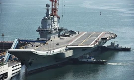 Có thể nhìn thấy vệt lốp đen mờ trên sàn tàu sân bay