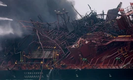 Lính cứu hỏa Hong Kong lên tàu Việt Nam tìm thủy thủ mất tích