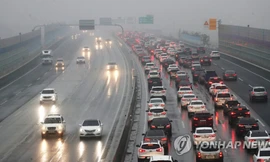 Người dân Hàn ùn ùn về quê mong kịp giao thừa