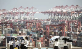 Các container tại một cảng biển ở Thượng Hải. Ảnh: Bloomberg.