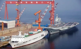 Tàu sân bay thứ hai của Trung Quốc đang neo đậu tại cảng Đại Liên