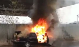 Cận cảnh ô tô Mercedes bốc cháy dữ dội