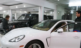 Khách hàng chọn xe ngày 19-1 tại salon ôtô đường Giải Phóng Hà Nội Ảnh: Hồng Vĩnh