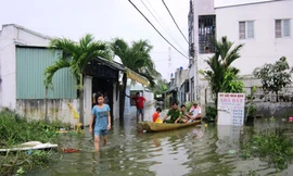 Vỡ đê, người dân Thủ Đức khốn khổ giữa mênh mông biển nước