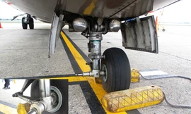 Máy bay bị rơi lốp: Tường trình của cơ trưởng và tiếp viên