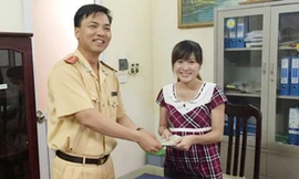 Đại diện Đội Cảnh sát giao thông số 7 trả lại tài sản cho chị Thu
