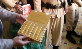 Hướng dẫn sử dụng của loại thuốc Gold Fly ghi có tác dụng kích dục, bên ngoài bao bì có nhiều hình ảnh nhạy cảm