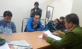 Phạm Kim Thành (áo xanh, thứ 2 từ trái qua) cùng các đối tượng liên quan tại cơ quan điều tra