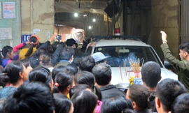 Người dân chen kín theo dõi thông tin vụ việc