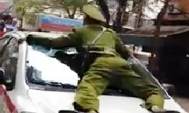 Taxi đi vào đường cấm, công an nhảy lên nắp ca-pô chặn