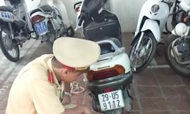 Thiếu úy Đức đang kiểm tra chiếc xe gian do đối tượng bỏ lại.