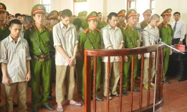 Các bị cáo cúi đầu nghe toà tuyên án chiều 15/7. Ảnh: Tuấn Nguyễn