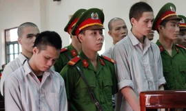 Các bị cáo cúi đầu nghe HĐXX luận tội