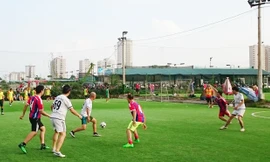 Các cầu thủ Tiền Phong tấn công