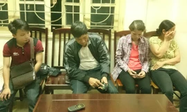 Các "cò vé" tại cơ quan điều tra. Ảnh: Tuấn Nguyễn