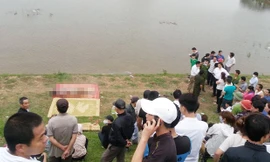 Nhiều người dân đến xem khám nghiệm tử thi