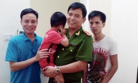 Trung tá Thành chụp ảnh kỷ niệm cùng bố con anh Điện (anh Điện ở ngoài cùng bên phải)