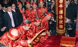 Các vị cao niên phường Lộc Vượng, thành phố Nam Định, thực hiện nghi thức khai ấn. (Ảnh: Thế Duyệt/TTXVN)