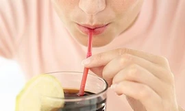 Uống nước ngọt có ga, tăng nguy cơ tích mỡ nội tạng