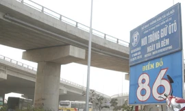 Gầm cầu Thanh Trì thành bãi đỗ xe