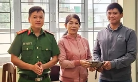 Người đàn ông nhặt được tiền, vàng mang trả lại người bị mất