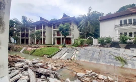 Chủ Resort tự ý thay đổi cống thoát nước khiến khu vực dân cư bị ngập nặng. Ảnh: Trương Định