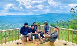 Bỏ phố lên rừng, nhóm bạn trẻ làm điều 'kinh ngạc' ở Cổng Trời