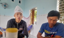 Ba và anh trai của V. kể lại câu chuyện. Ảnh: Trương Định