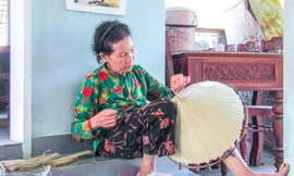 Độc đáo nghề chằm nón ngựa Phú Gia
