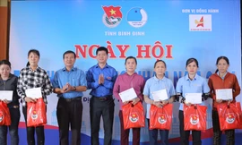 Tỉnh Đoàn Bình Định tặng quà thanh niên công nhân khó khăn
