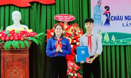 Trao huy hiệu Tuổi trẻ dũng cảm cho học sinh cứu người đuối nước