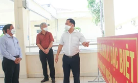 Chủ tịch tỉnh Bình Định Nguyễn Phi Long đi kiểm tra công tác phòng chống dịch tại Trung tâm Y tế huyện Phù Cát. Ảnh: Trương Định