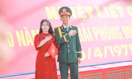 Người dân Bình Định xuống phố check-in, lưu giữ khoảnh khắc đáng nhớ trong ngày lịch sử