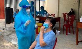 Công tác xét nghiệm tầm soát trên địa bàn TP Quy Nhơn. Ảnh: Trương Định