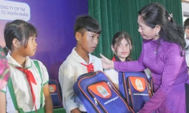 Trao 110 suất học bổng cho học sinh dân tộc thiểu số, con em ngư dân