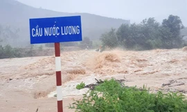 Mưa lớn ở Bình Định, nước tràn qua cầu