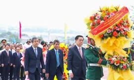 Trưởng Ban Tuyên giáo và Dân vận Trung ương Nguyễn Trọng Nghĩa dâng hương tưởng nhớ anh hùng liệt sĩ tại Bình Định