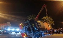 Tình hình sức khỏe 13 người trong vụ va chạm giữa xe khách và xe tải ở Bình Định