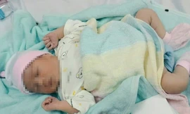 Gửi bé trai 5 ngày tuổi đi lấy đồ, người phụ nữ bỏ đi không trở lại