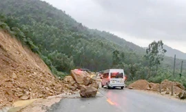 Đá lớn lăn xuống mặt đường đèo An Khê