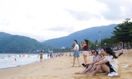 Nắng nóng, người dân đổ xô ra biển Quy Nhơn giải nhiệt