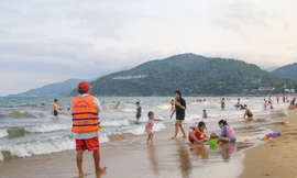 Liên tục cứu nhiều người tắm biển đuối nước ở Quy Nhơn