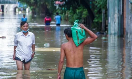 Quy Nhơn ngập cục bộ nhiều nơi, người dân bì bõm lội nước