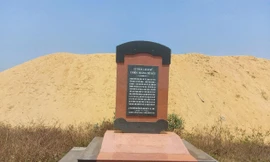 Núi cát “khổng lồ” nằm ngay phía sau bia di tích.