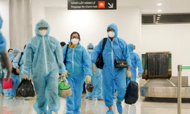 Người dân Bình Định ở TPHCM được tỉnh đón về bằng máy bay. Ảnh: Trương Định